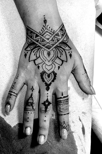 Tatouage main à VILLENEUVE-DE-MARSAN